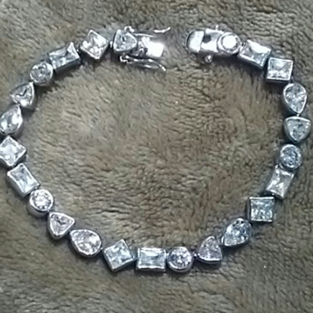 BEAUTIFUL GEOMETRIC SHAPED BRACELET